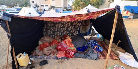 Raseljeni Palestinci kampiraju u krugu bolnice na jugu Gaze