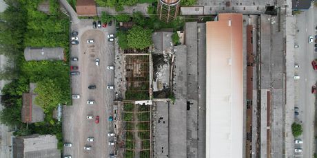 Urušen krov tvornice Gredelj u Zagrebu