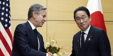 Japanski premijer Fumio Kishida (D) i američki državni tajnik Antony Blinken (L)