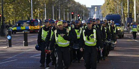 Stotine ljudi na propalestinskom prosvjedu u Londonu. Policija je uhitila 82 osobe, sve iz grupe protuprosvjednika iz ekstremno desničarskih skupina - 8