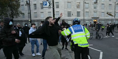 Stotine ljudi na propalestinskom prosvjedu u Londonu. Policija je uhitila 82 osobe, sve iz grupe protuprosvjednika iz ekstremno desničarskih skupina - 11