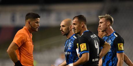 Sudac Patrik Kolarić i igrači Varaždina Igor Postonjski i Jorgo Pellumbi.