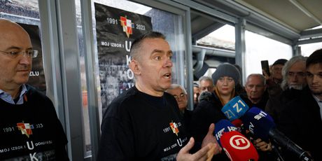 Domovinski pokret okupio se da spriječi Milorada Pupovca da oda počast žrtvama Vukovara - 10