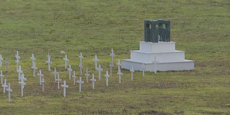 Replika Memorijalnog groblja u Vukovaru koju su izradili učenici - 1