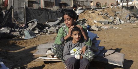 Brat i sestra pokraj ostataka svoje kuće kod Rafaha