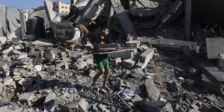 Palestinci spašavaju preostale stvari nakon napada na kulturni centar u Rafahu