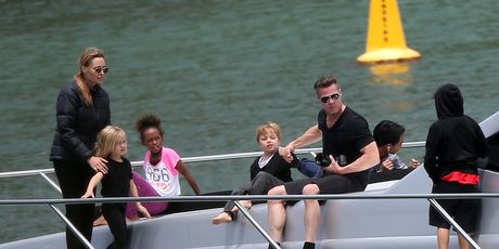 Brad Pitt i Angelina Jolie s djecom