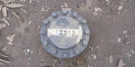 Doseže dubinu od 12.262 metra