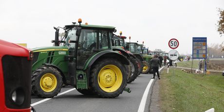 Prosvjednici traktorima blokirali granični prijelaz Županja-Orašje - 1