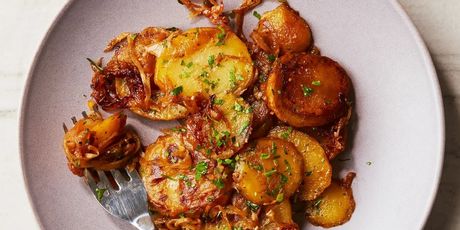 Krumpir Lyonnaise s karameliziranim lukom i peršinom