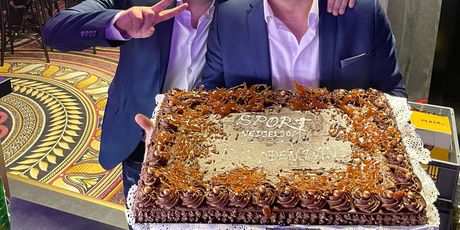 Ante Breko, urednik i voditelj Sporta nedjeljom, s rođendanskom tortom