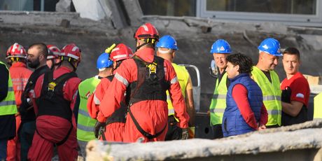 Majka zarobljena pod ruševinama nadstrešnice