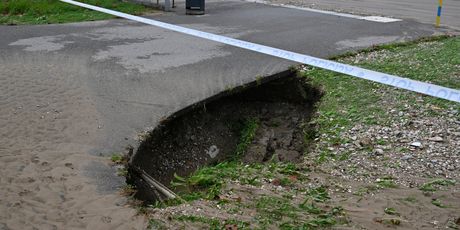 Policija zatvorila promet zbog puknuća cijevi na križanju Savezne Republike Njemačke i Avenije Dubrovnik - 2