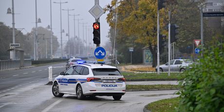 Policija zatvorila promet zbog puknuća cijevi na križanju Savezne Republike Njemačke i Avenije Dubrovnik - 5