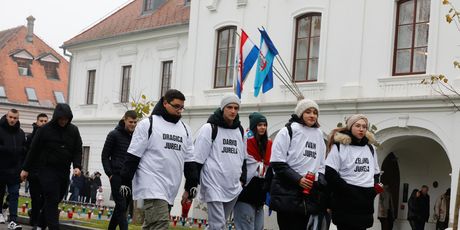 Građani u Vukovaru u majicama s imenima poginulih - 3