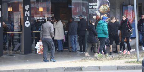 Gužve na autobusnom kolodvoru ispred rijetko otvorenih dućana i pekarnica u Zagrebu - 4