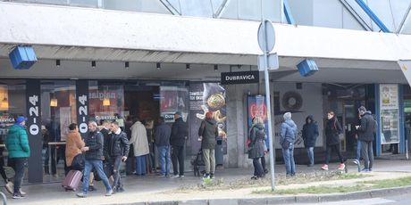 Gužve na autobusnom kolodvoru ispred rijetko otvorenih dućana i pekarnica u Zagrebu - 5