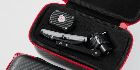 Komplet Bikerguard lako se može postaviti na bilo koju kacigu i motor