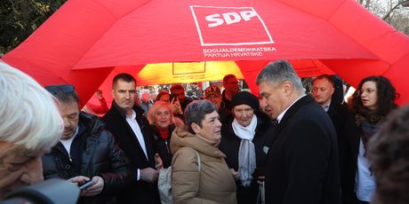 Zoran Milanović na skupljanju potpisa u Puli - 4