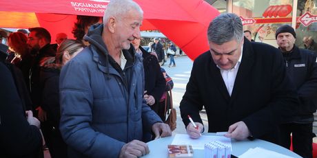 Zoran Milanović na skupljanju potpisa u Puli - 5