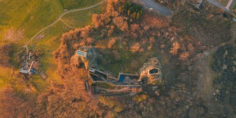 Dvorac Trosky iz ptičje perspektive