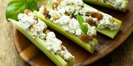 Stabljike celera nadjeven sa svježim sirom