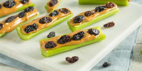 Celer s maslacem od kikirikija i sušenim grožđicama