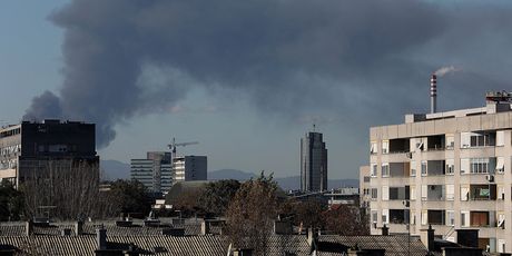 Oblak crnog dima uslijed požara u Svetoj Nedelji vidi se i u Zagrebu - 1