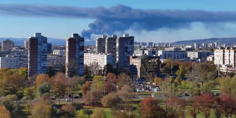 Ogroman oblak crnog dima dobro se vidi čak i iz Zagreba
