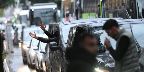 Kolona vozila s hrvatskim navijačima