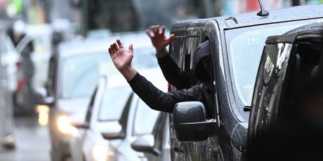 Kolona vozila s hrvatskim navijačima