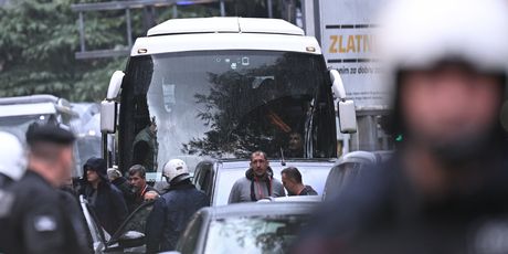 Kolona vozila s hrvatskim navijačima