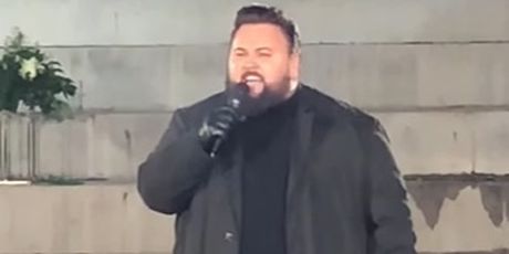 Jacques Houdek ispod Vukovarskog vodotornja - 1