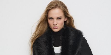 Kaput s krznom iz Stradivariusa