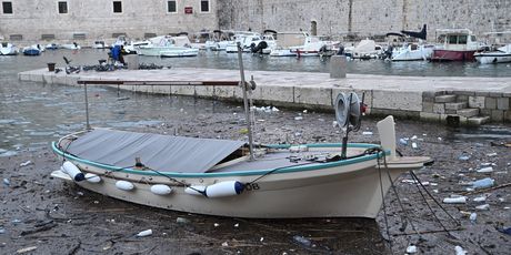 Čišćenje smeća koje je jugo nanijelo u Dubrovniku - 1