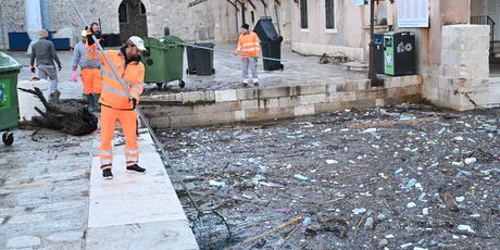 Čišćenje smeća koje je jugo nanijelo u Dubrovniku - 2