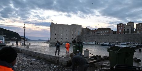 Čišćenje smeća koje je jugo nanijelo u Dubrovniku - 4