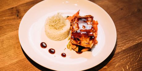 Teriyaki losos s rižom i hrskavim povrćem