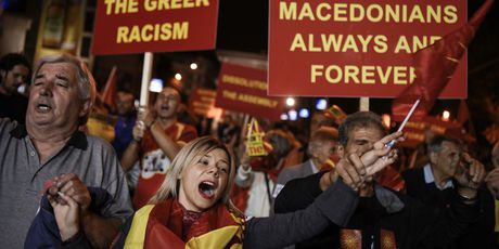 Pristaše bojkota makedonskog referenduma slavile pred parlamentom u Skoplju (Foto: AFP) - 1