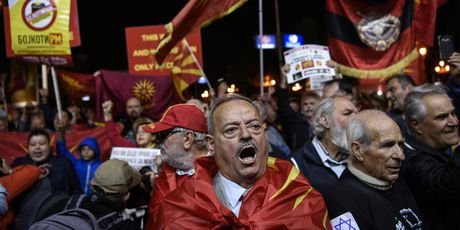 Pristaše bojkota makedonskog referenduma slavile pred parlamentom u Skoplju (Foto: AFP) - 2