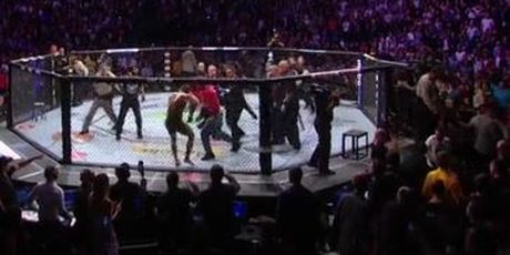 Napad na Conora McGregora (Foto: AFP)