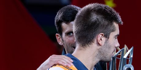 Borna Ćorić i Novak Đoković (Foto: AFP)