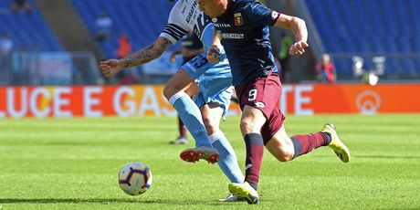 Piatek u borbi za loptu (Foto: AFP)