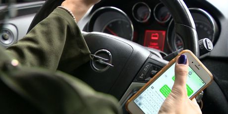 Korištenje mobitela tijekom vožnje/Ilustracija (Foto: Dnevnik.hr) - 1