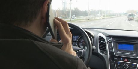 Korištenje mobitela tijekom vožnje/Ilustracija (Foto: Dnevnik.hr) - 2