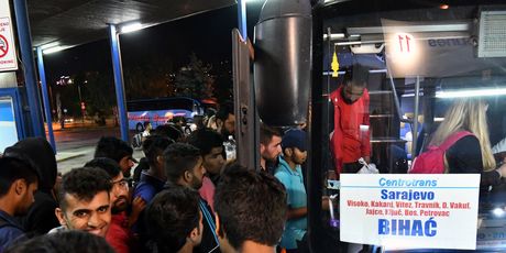 Migranti nadiru u BIhać (Foto: AFP)