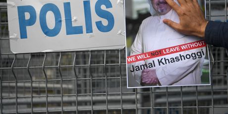 Prosvjednik sa slikom ubijenog saudijskog novinara Jamala Khashoggija ispred saudijskog konzulata u Istanbulu (Foto: AFP )