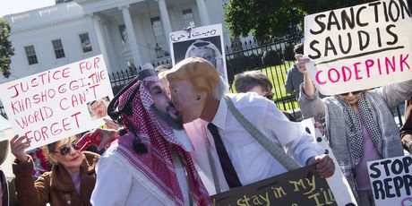 Prosvjednici provociraju Trumpa i Mohammeda bin Salmana (Foto: AFP)