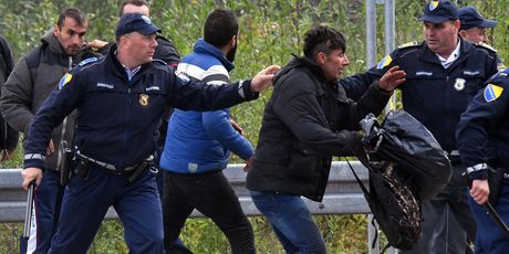 Nemiri na granici između migranata i policije (Foto: AFP)