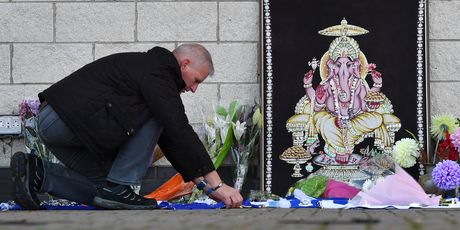 Građani uz stadion polažu cvijeće dan nakon pada helikoptera (Foto: AFP)